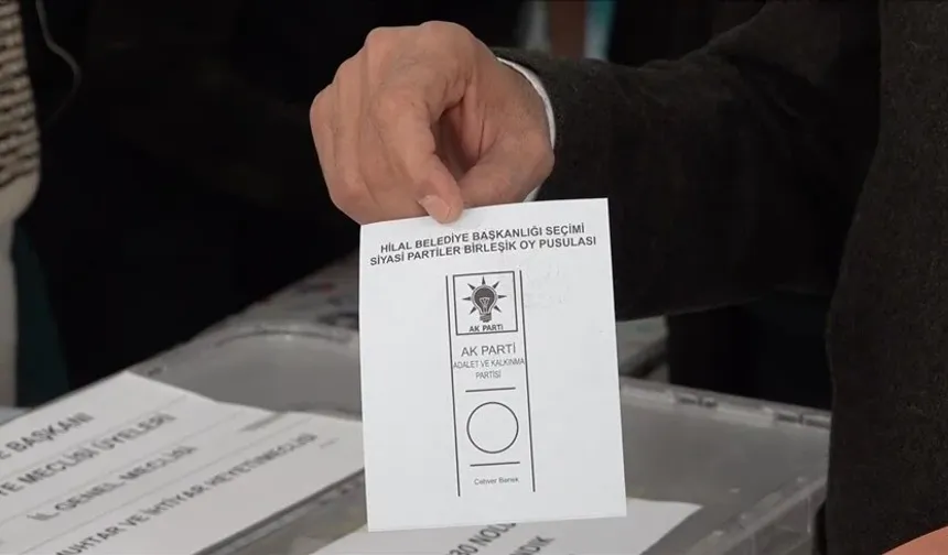 Şırnak'ın Hilal beldesinde seçmen, 4,5 santimetre pusulada oy kullanıyor