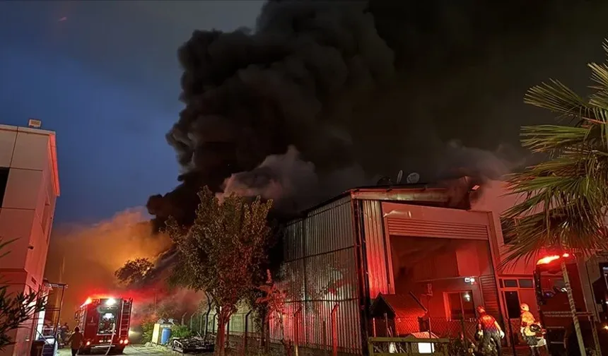 İzmir'de Atatürk Organize Sanayi Bölgesi'nde çıkan yangın kontrol altına alındı