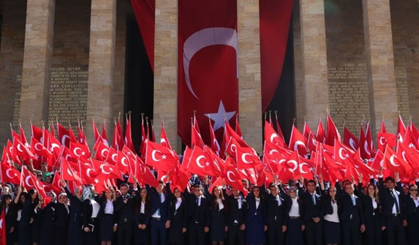 Türkiye genelinde 19 Mayıs Atatürk'ü Anma, Gençlik ve Spor Bayramı kutlanıyor