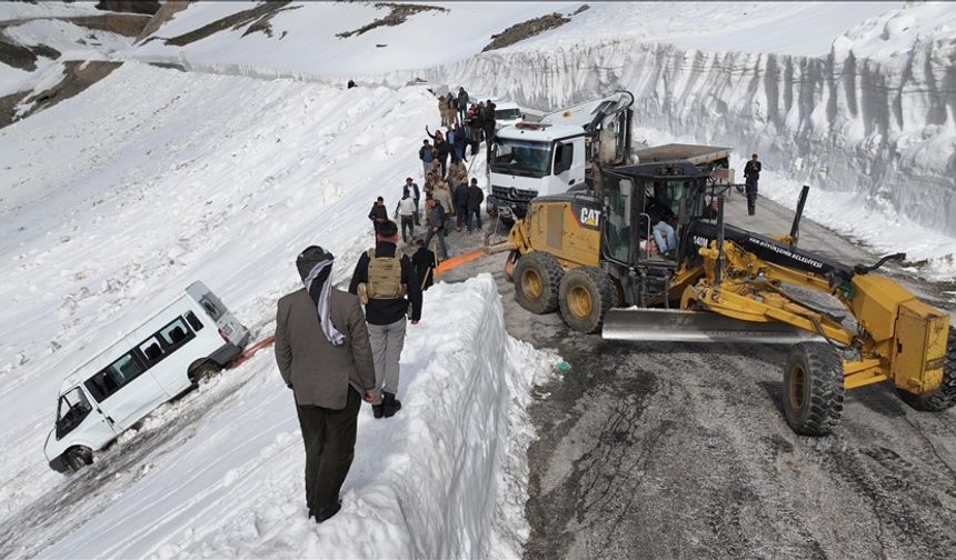 Van'da çığın şarampole sürüklediği minibüs günler sonra kar altından çıkarıldı