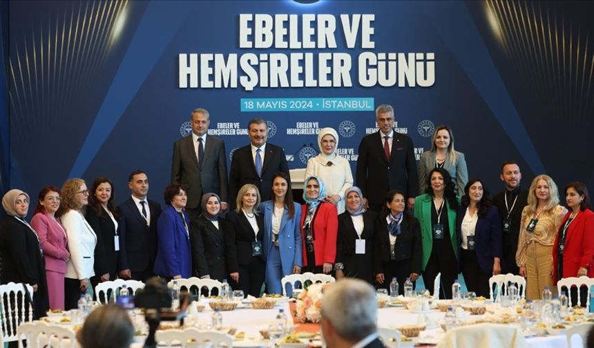 Emine Erdoğan, Başakşehir Çam ve Sakura Şehir Hastanesi'nde hemşire ve ebelerle bir araya geldi