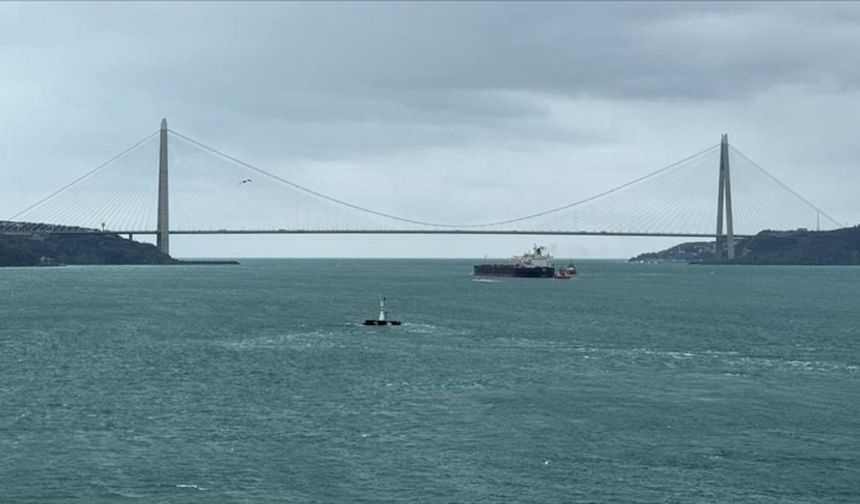 İstanbul Boğazı'nda karaya oturan yük gemisini kurtarma çalışmaları sürüyor