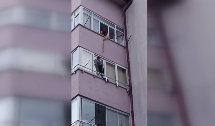 Balkon penceresi ile demir korkuluk arasında mahsur kalan çocuk kurtarıldı