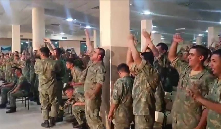 Azerbaycan askerleri Türkiye-Çekya maçını coşkuyla takip etti