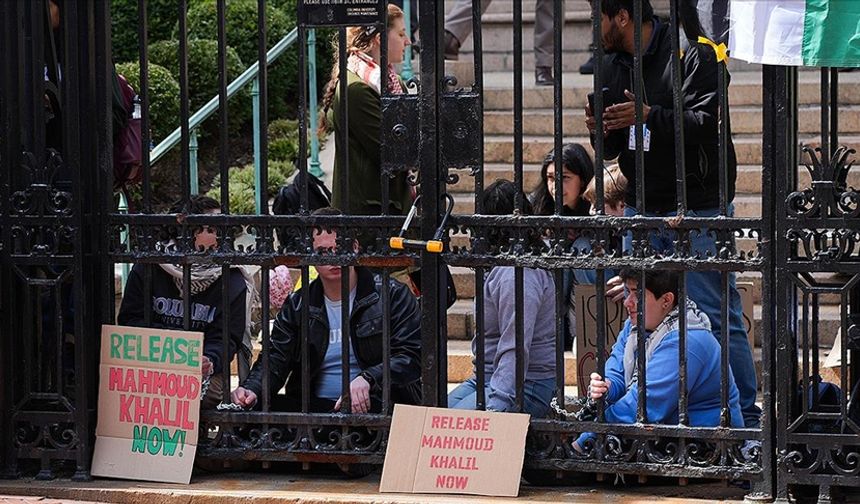 New York'ta öğrenciler, kendilerini üniversite kapısına zincirledi