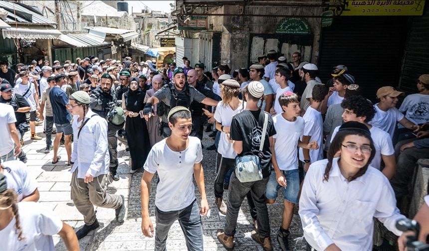 Aşırı sağcı fanatik Yahudiler, Mescid-i Aksa'ya baskın düzenledi