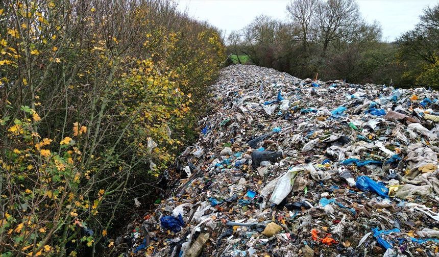 İngiltere'de kaçak atıklar 150 metre uzunluğunda bir çöp nehri oluşturdu