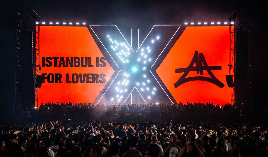 ADRIATIQUE “X” İLE İSTANBUL’U SALLADI! 10 BİN KİŞİLİK DEV AÇIKHAVA ŞOVU NEFES KESTİ