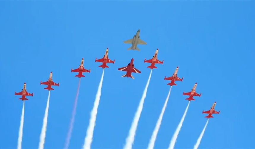 HÜRJET'ten Türk Yıldızları ile tarihi 10'lu kol uçuşu