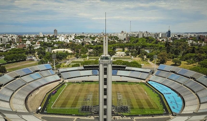 İlk FIFA Dünya Kupası Uruguay'daki Estadio Centenario'da düzenlendi