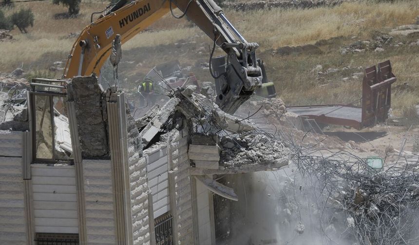 İsrail, işgal altında tuttuğu Doğu Kudüs'te Filistinlilere ait bir ev ile ticari tesisi yıktı
