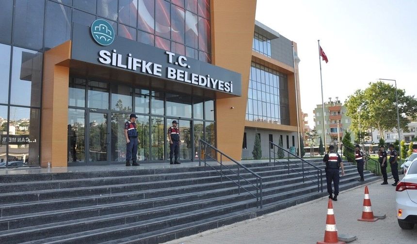 Silifke Belediyesine yönelik operasyonda Belediye Başkanı Turgut ve 17 şüpheli gözaltına alındı