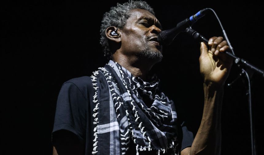 İngiliz müzik grubu Massive Attack'e, konserde Filistin bayrağı açtıkları gerekçesiyle soruşturma