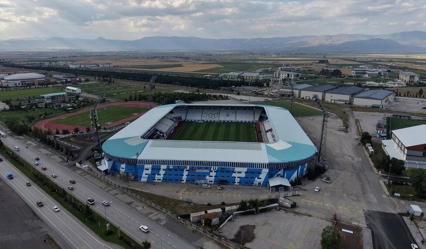 Erzurumspor taraftarı 3 sezon sonra statlarındaki tüm tribünlerde yerini alacak