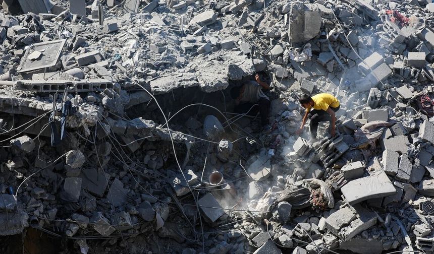 Gazze'de İsrail saldırısında hasar gören binanın çökmesi sonucu 9 kişi hayatını kaybetti
