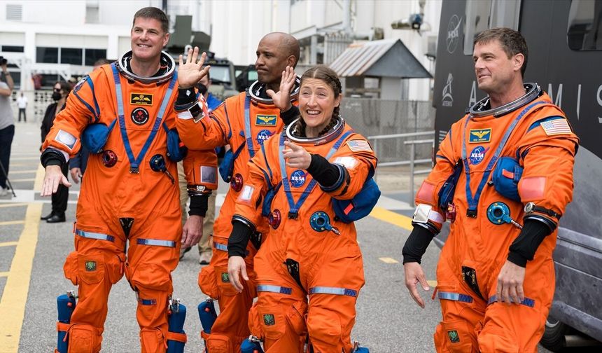 NASA'nın Artemis II misyonundaki iki astronot aktif görevlerinden ayrılıyor