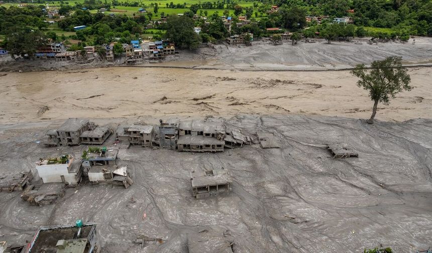 Nepal'deki sel felaketinde hayatını kaybedenlerin sayısı 1355'e çıktı
