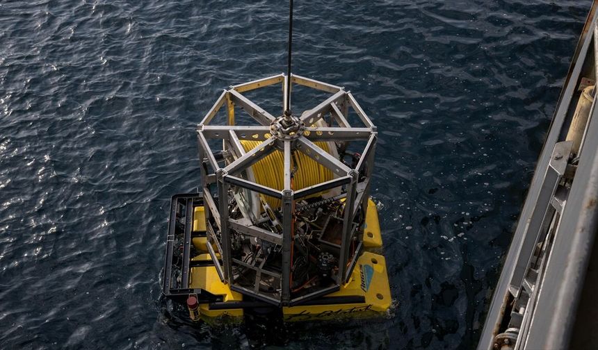 TCG Alemdar ve TCG Işın, Girne'de 550 metre derinlikte robotik dalış ve taramalarını sürdürüyor