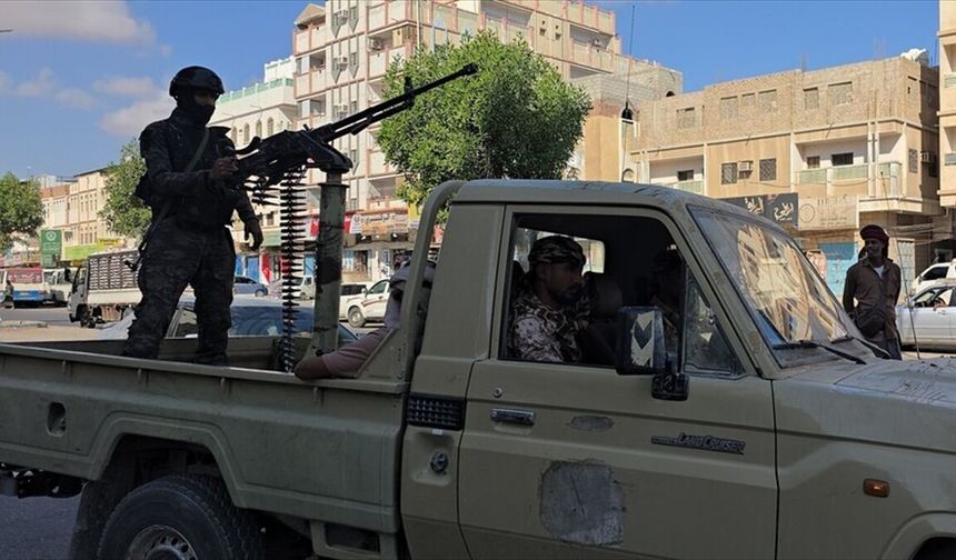 Yemen'in başkenti Sana'da Husilerin İHA'ları hedef almasının ardından patlama sesleri duyuldu