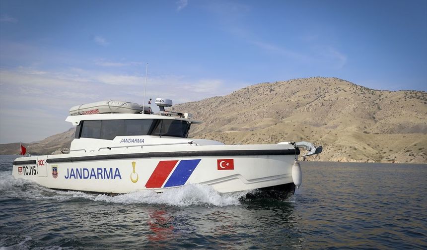 Jandarmanın 'yüzen karakolu' Karakaya Barajı'nda görev başında