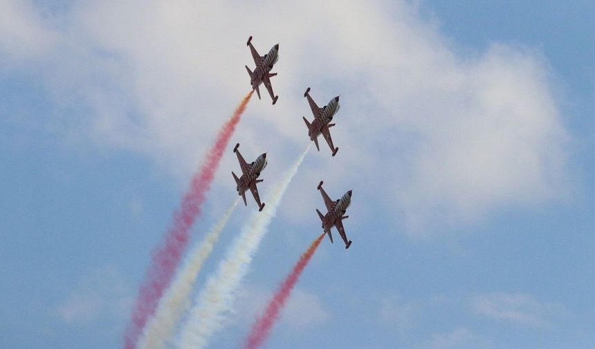 Türk Yıldızları, Kayseri'de gösteri uçuşu yaptı