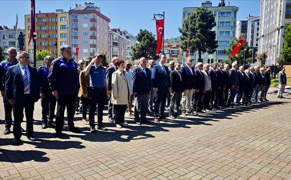 Trabzon'da 25 yıl önce deniz faciasında hayatını kaybeden 38 kişi törenle anıldı