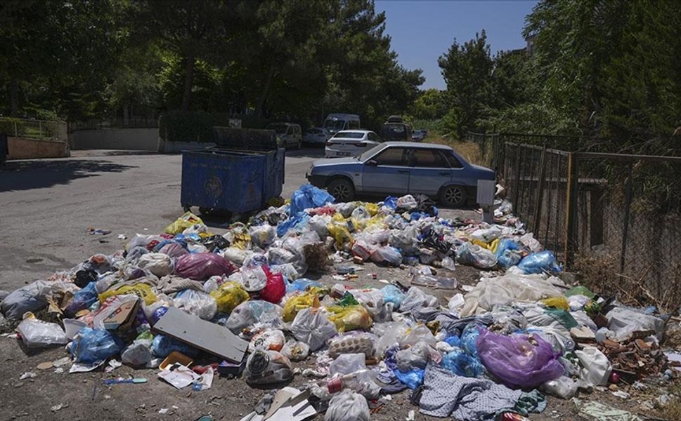 İzmir Buca'da 8 gündür süren "düzensiz maaş" eylemi nedeniyle çöp yığınları oluştu