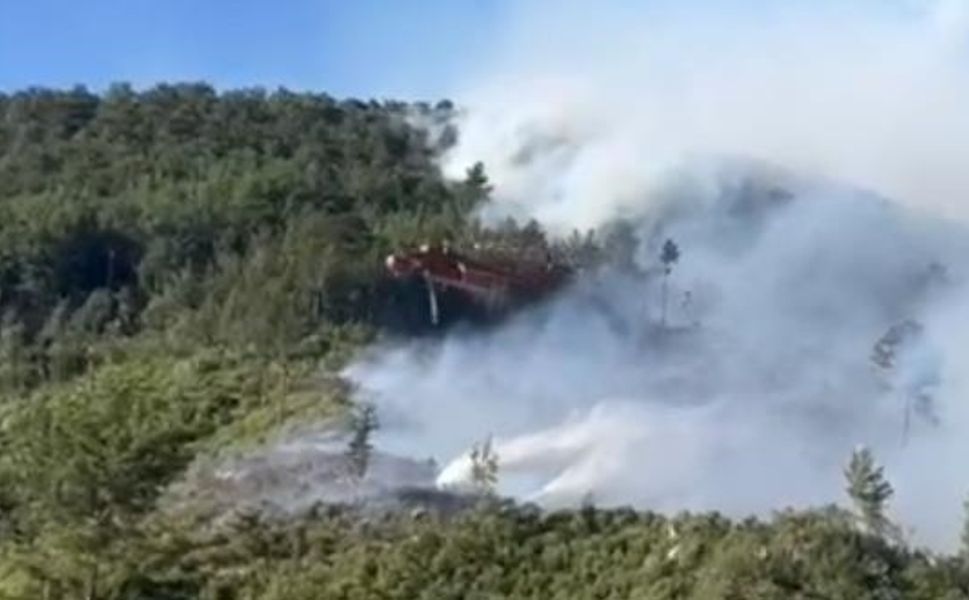 Antalya'da iki bölgede çıkan orman yangınına müdahale ediliyor