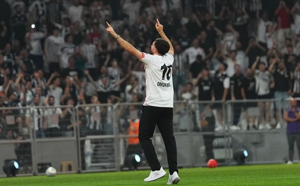 Orkun Kökçü, taraftara "üçlü" çektirdi