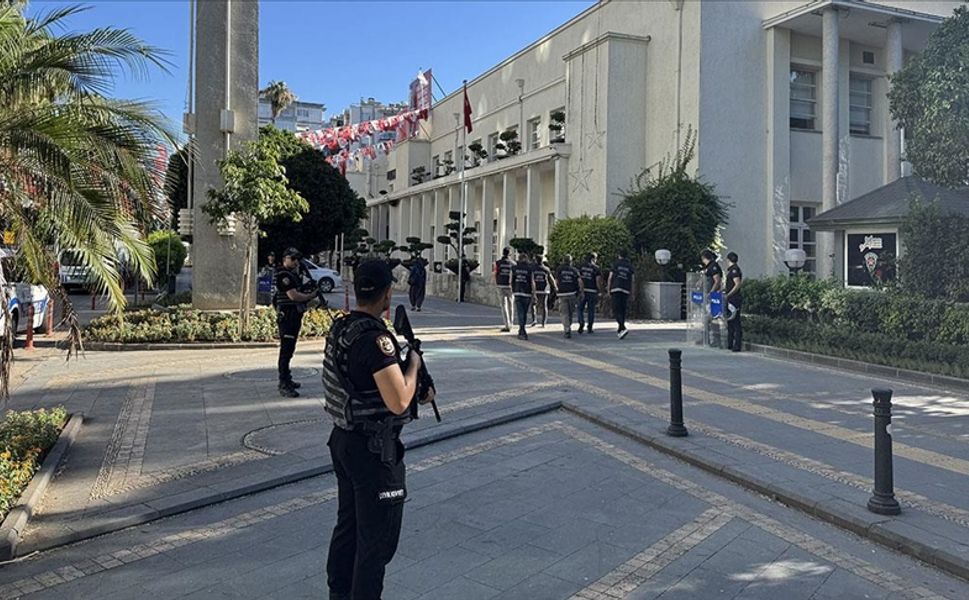 İstanbul merkezli 3 ayrı yolsuzluk soruşturmasında gözaltına alınan 13 şüpheli adliyede