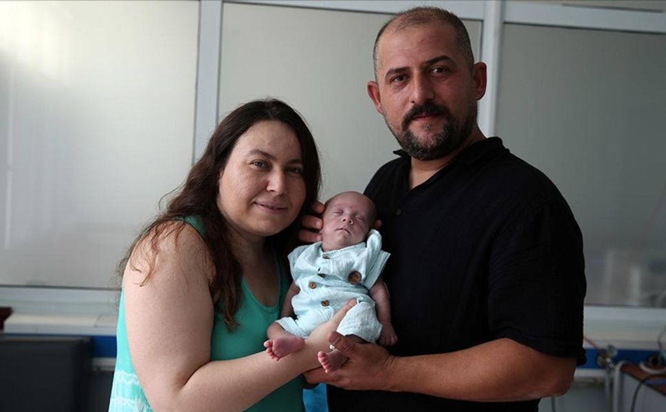 800 gram doğan bebek kuvöz sürecinin ardından taburcu edildi
