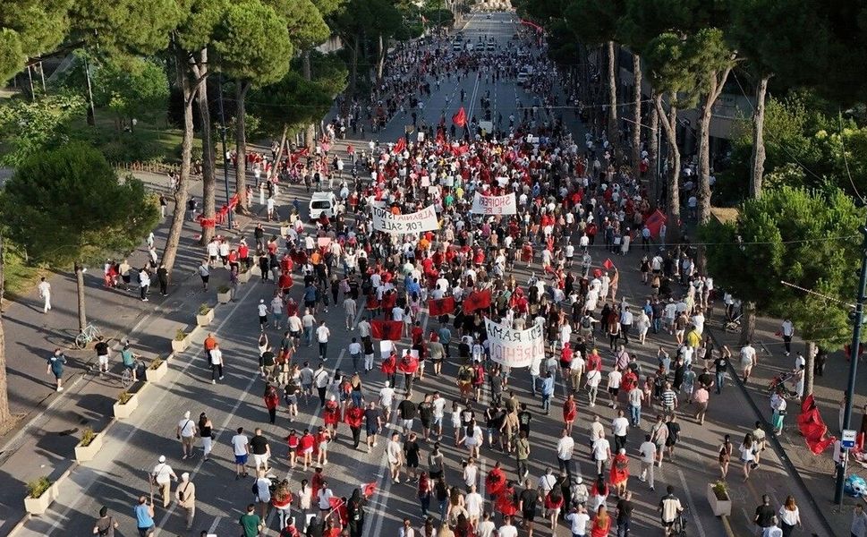 Arnavutluk'ta Zvernec'teki turizm projesine karşı gösteriler 15. gününde sürüyor