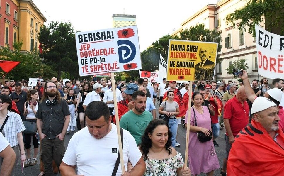 Arnavutluk'ta Zvernec'teki turizm projesine karşı gösteriler haftalardır sürüyor