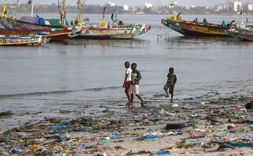 Batı Afrika'nın simge körfezlerinden biri plastik kirliliğiyle mücadele ediyor