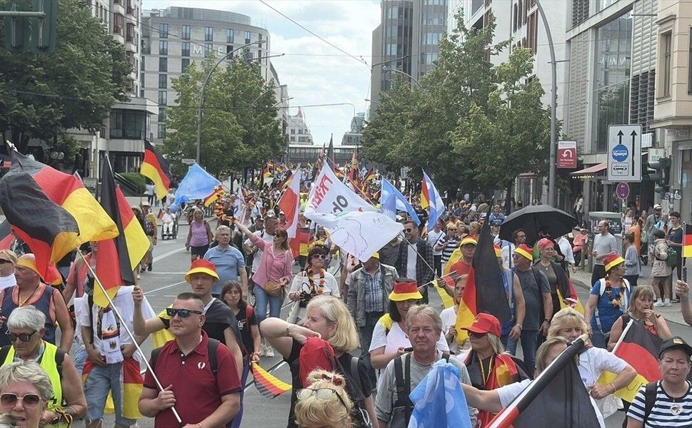 Berlin'de hükümet karşıtı gösteriye binlerce kişi katıldı