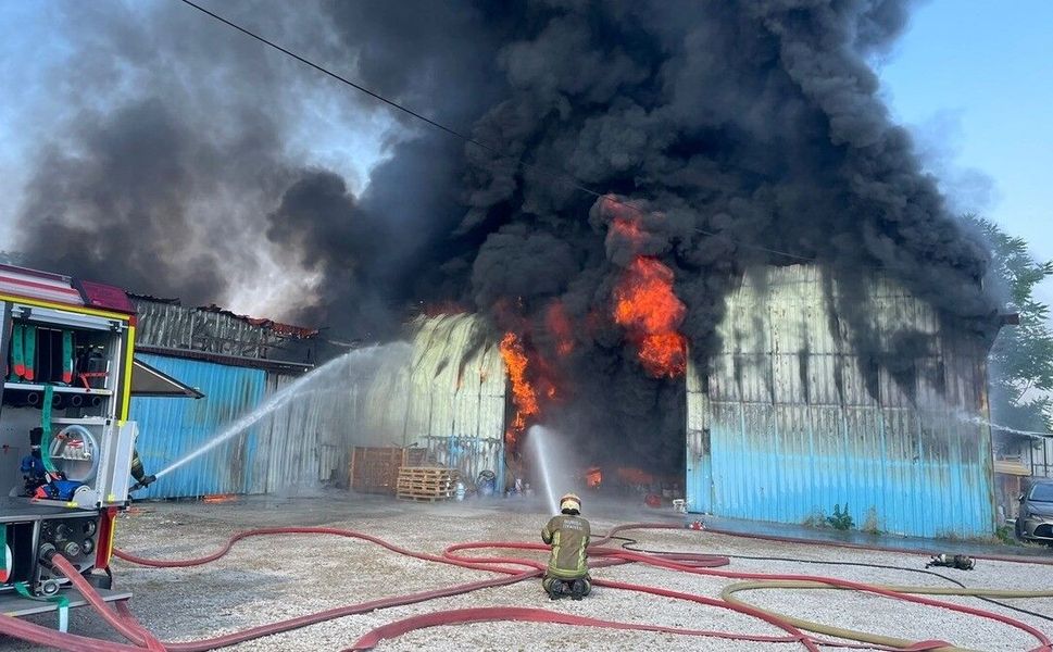 Bursa'da boya fabrikasında çıkan yangına müdahale ediliyor