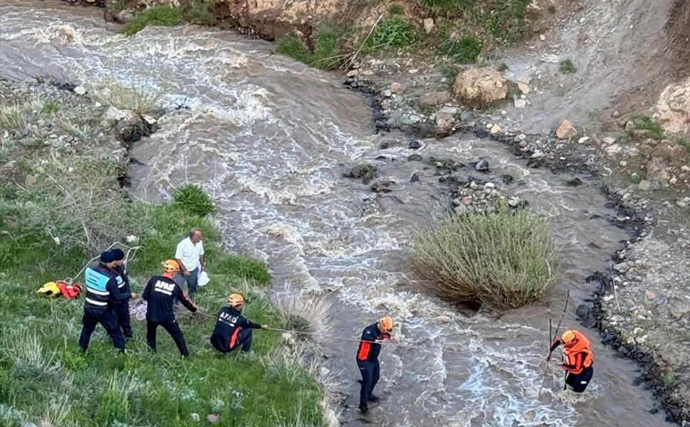 Erzurum'da mantar toplarken mahsur kalan çift, ekiplerince kurtarıldı