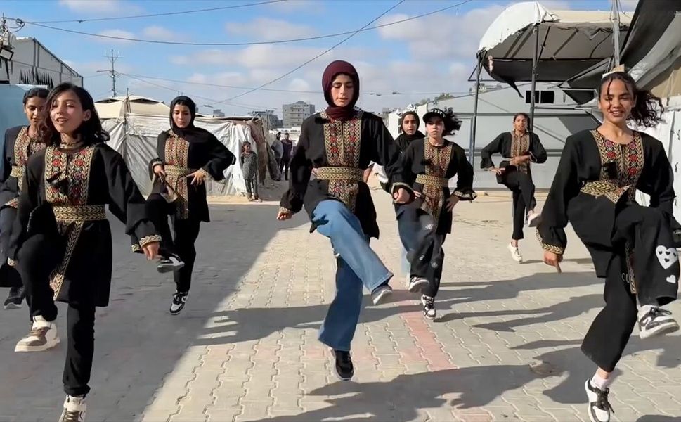 Gazzeli kız çocukları İsrail saldırılarının psikolojik etkilerini 'debke'yle atmaya çalışıyor