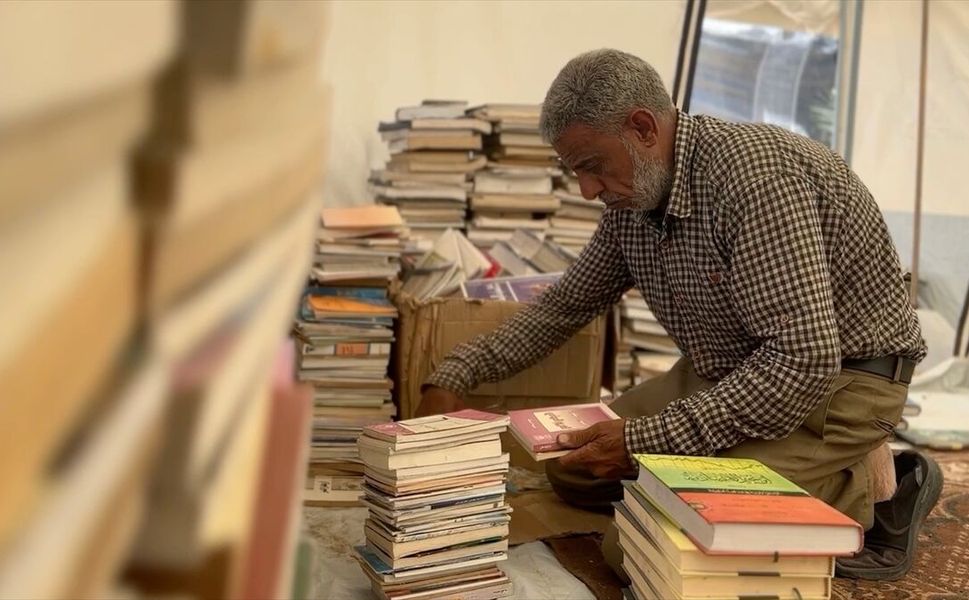 Gazzeli sahaf, evinin enkazından çıkardığı kitaplarla kütüphanesini yeniden oluşturdu