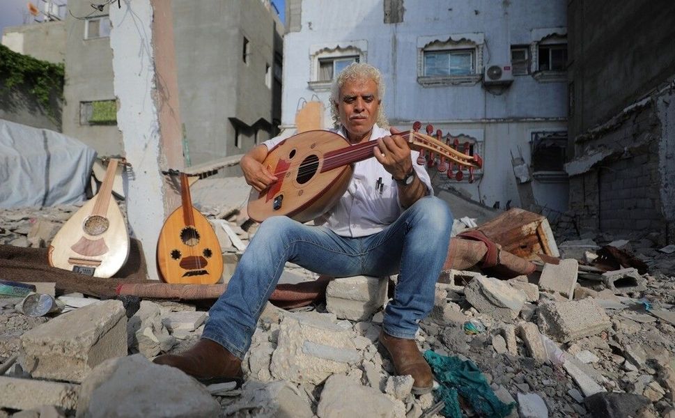 Gazzeli sanatçı Ebu Şaviş, müzik aletlerini onararak savaşla kırılan umutları yeşertiyor