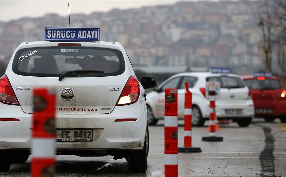 Güneşe çıkamayan sürücü adayı direksiyon sınavına akşam girecek
