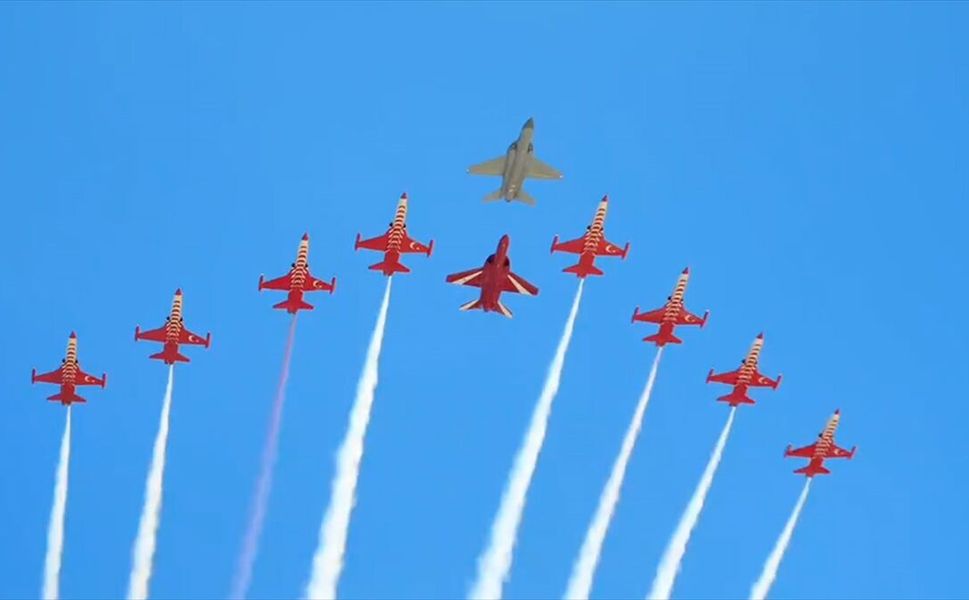 HÜRJET'ten Türk Yıldızları ile tarihi 10'lu kol uçuşu