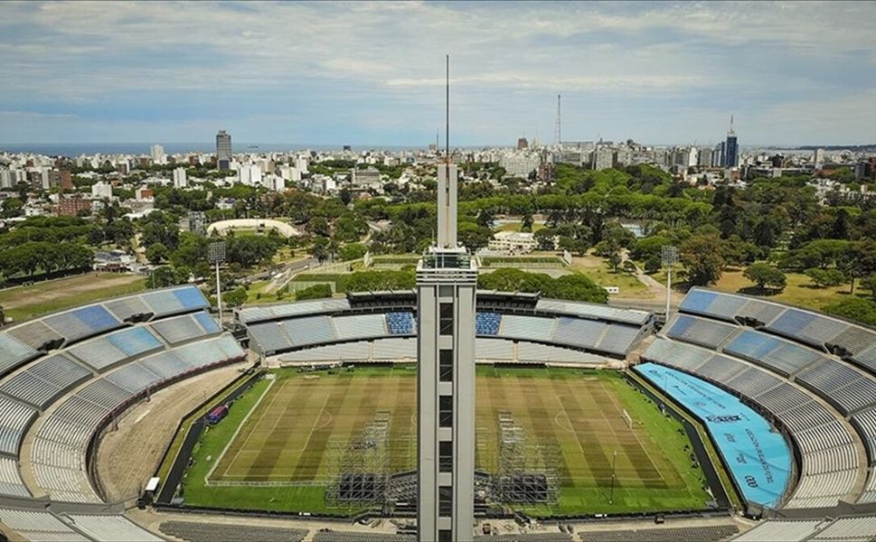 İlk FIFA Dünya Kupası Uruguay'daki Estadio Centenario'da düzenlendi
