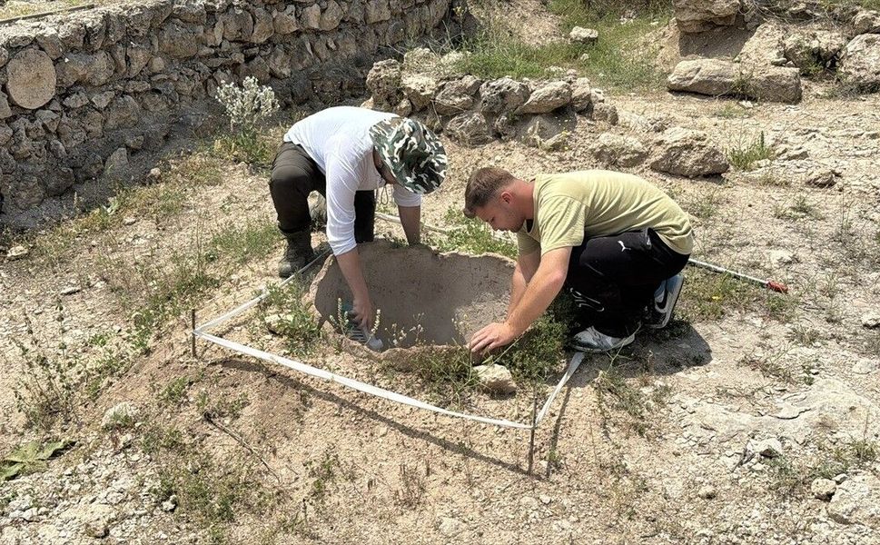 Karabük'teki antik kentte 1750 yıllık pitos mezar bulundu