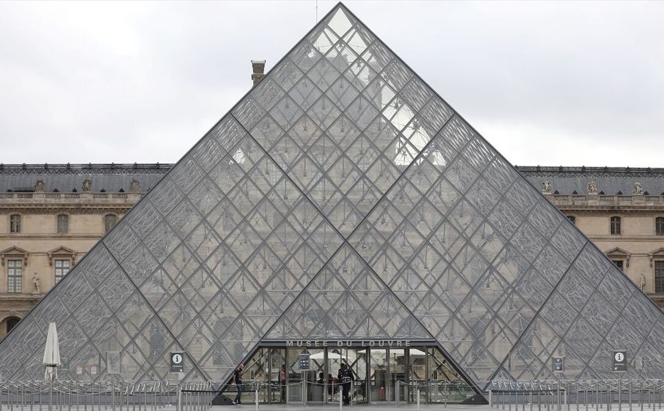 Paris'teki Louvre Müzesi aşırı sıcaklar nedeniyle kapılarını erken kapatacak