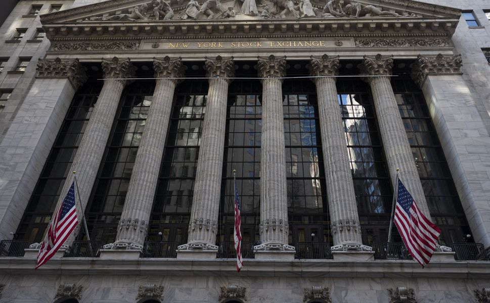 S&P 500 ve Nasdaq, çip hissesi satışları ve jeopolitik risklerle bir ayın en düşük seviyelerini gördü