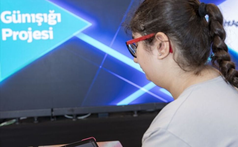 Türk Telekom'un TahtApp uygulamasıyla karne heyecanı 7 ilde 5G'yle eş zamanlı yaşandı