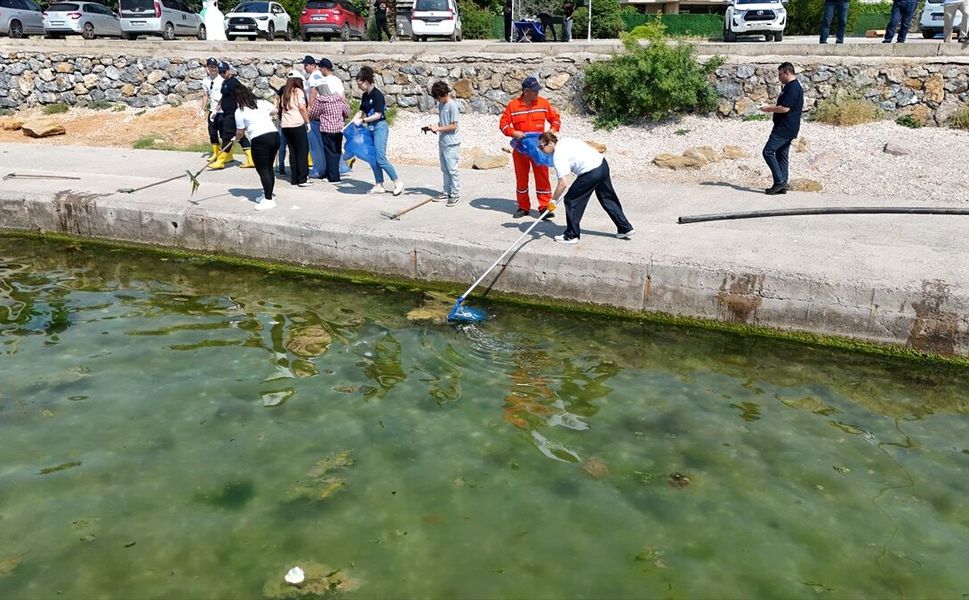 Tuzla'da öğrenciler kıyı temizliği için sahaya indi