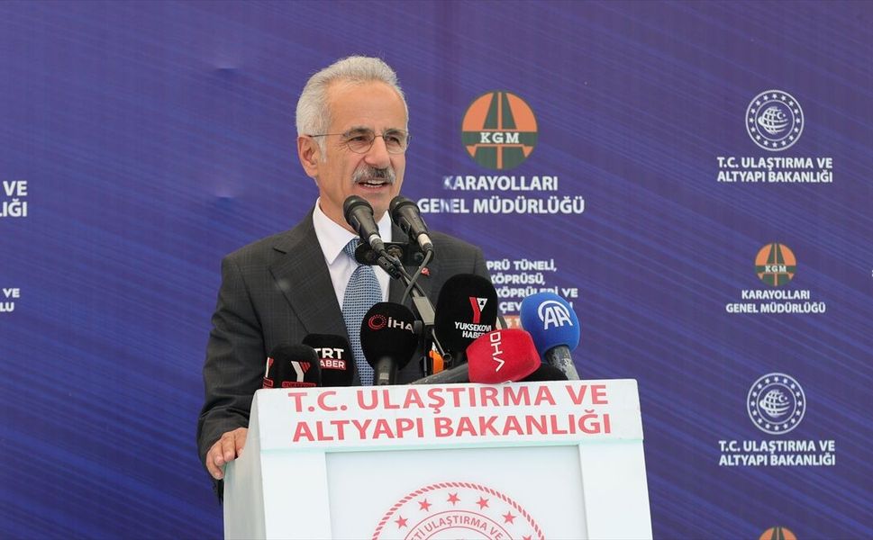Ulaştırma ve Altyapı Bakanı Uraloğlu: Hakkari'nin her köşesini çağın gereklerine uygun hale getirmeye devam edeceğiz