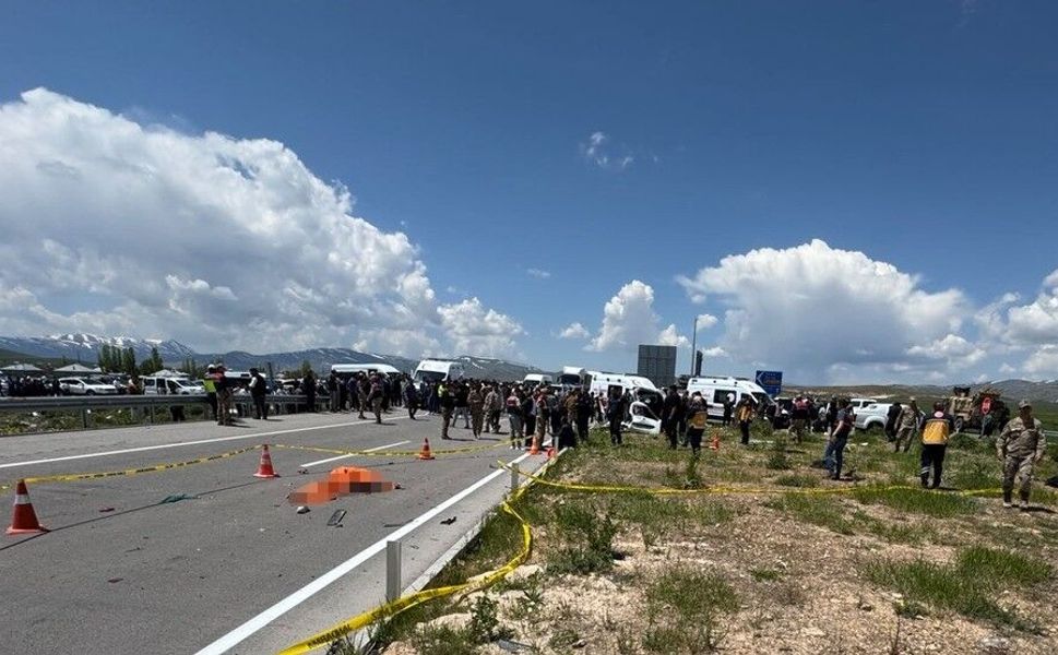Van'da pikap ile hafif ticari aracın çarpıştığı kazada 4 kişi hayatını kaybetti, 2 kişi yaralandı